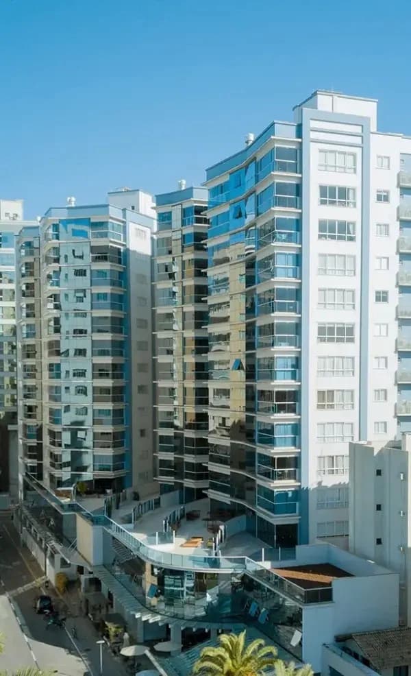 Imagine acordar todos os dias com a vista deslumbrante do mar, onde o horizonte se encontra com as ondas, proporcionando um espetáculo natural incomparável. No Summer Ville, você vive uma experiência de vida única, combinando luxo, conforto e praticidade em cada detalhe.