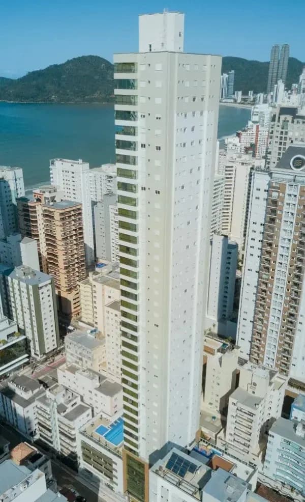 O Lumière Residence é um refúgio onde a vida cotidiana se transforma em uma experiência extraordinária.
Conheça o empreendimento que ilumina Balneário Camboriú e redefine o conceito de viver bem.